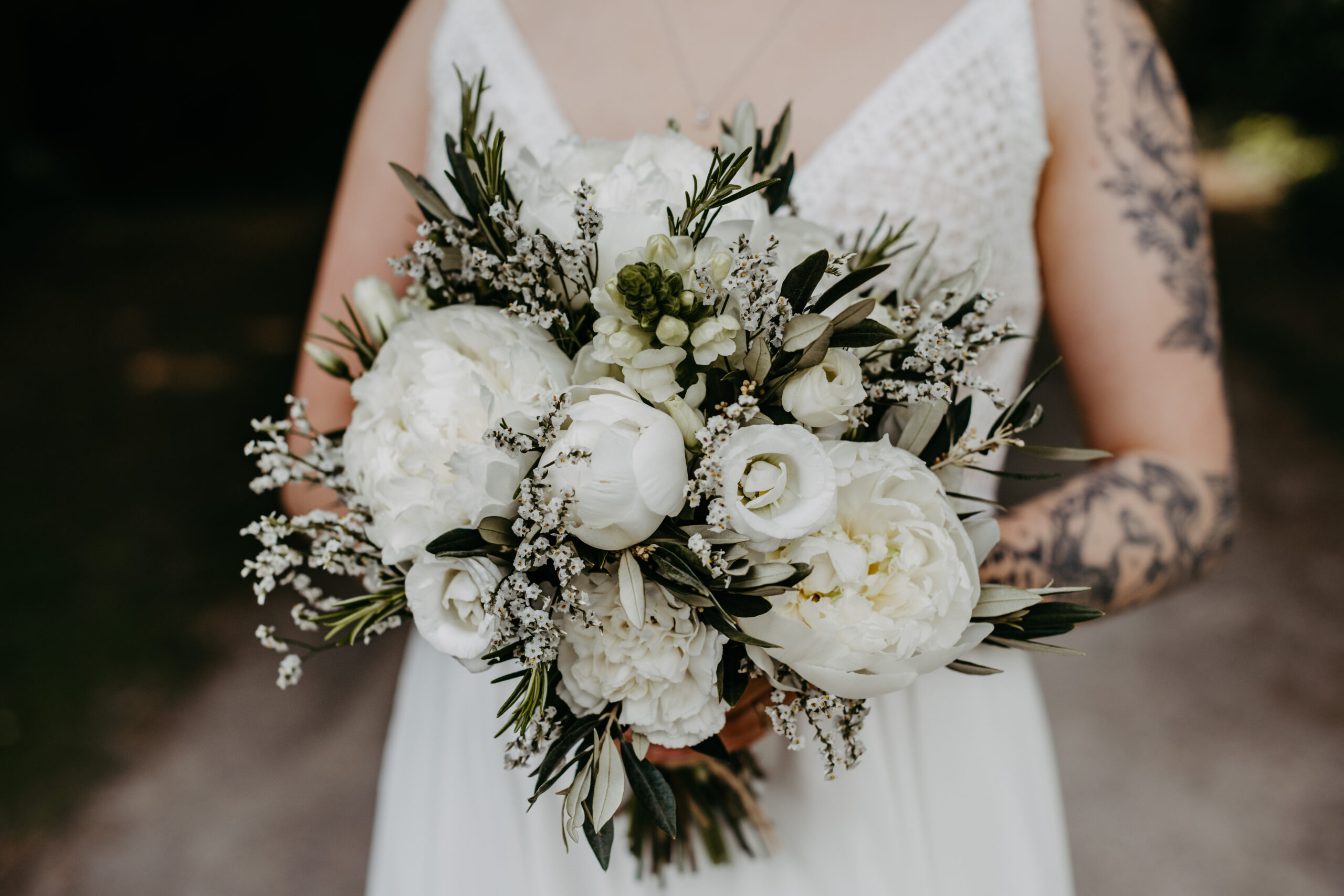 Brautstraus weiß creme grün, mint Pfingstrosen, wilder Brautstrauß, fotografiert von Daria Lanzet