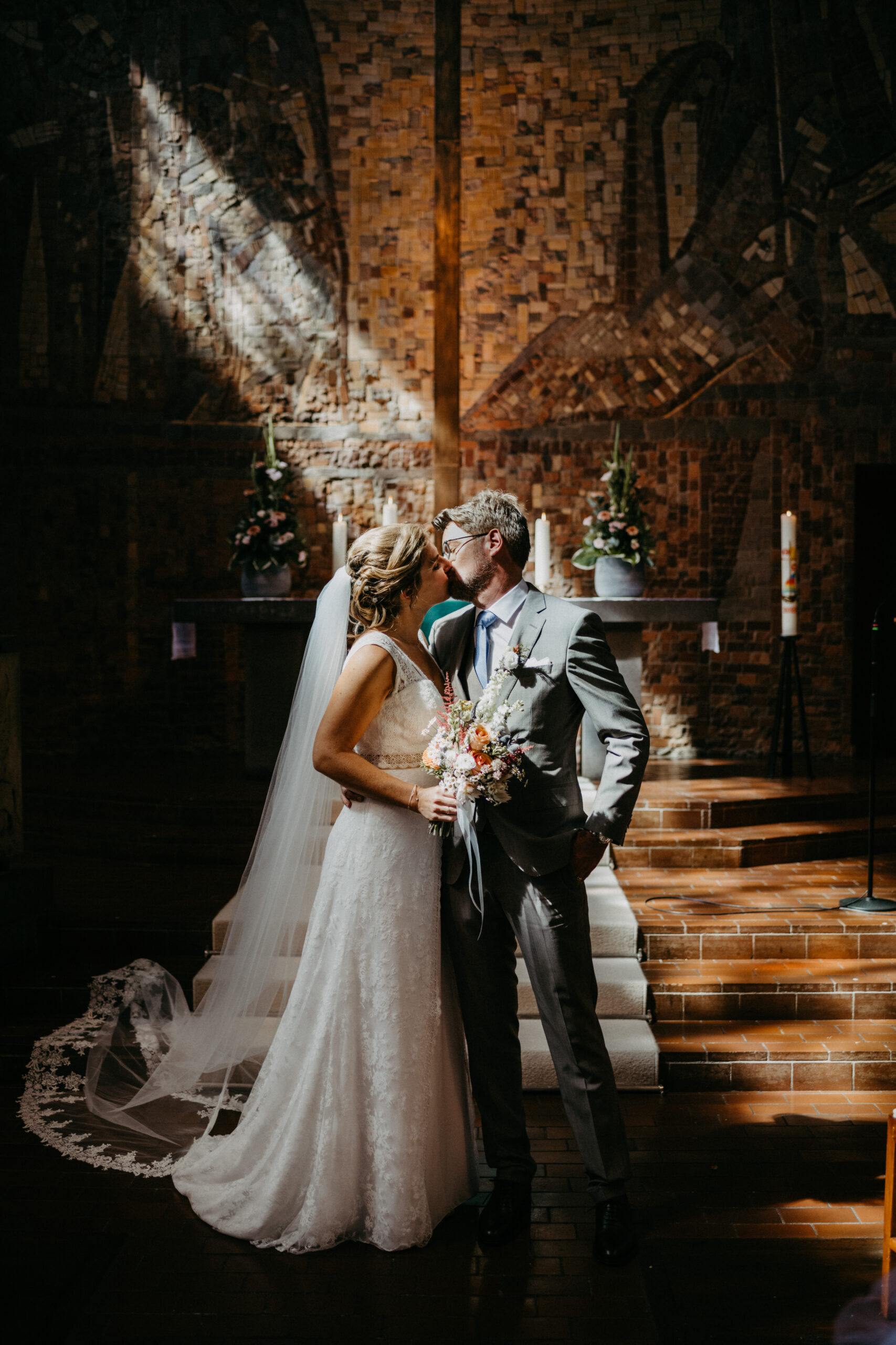 Brautpaar bei der Hochzeit in der Christuskirche in Bonn, Bad Godesberg, fotografiert von Daria Lanzet
