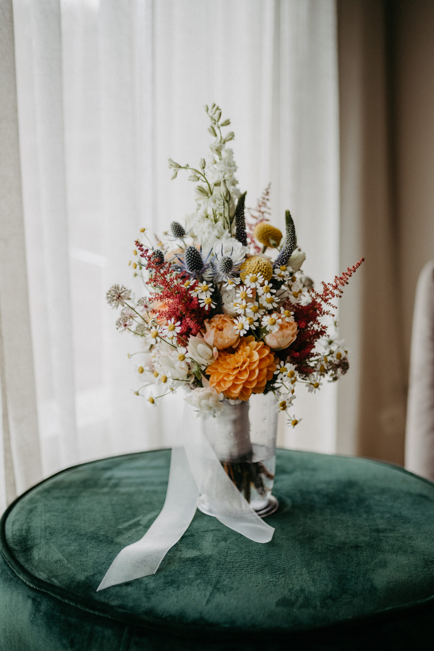 bunter sommerlicher Brautstrauß mit weißem Band von Blütenreich Floristik in Bonn, fotografiert von Daria Lanzet