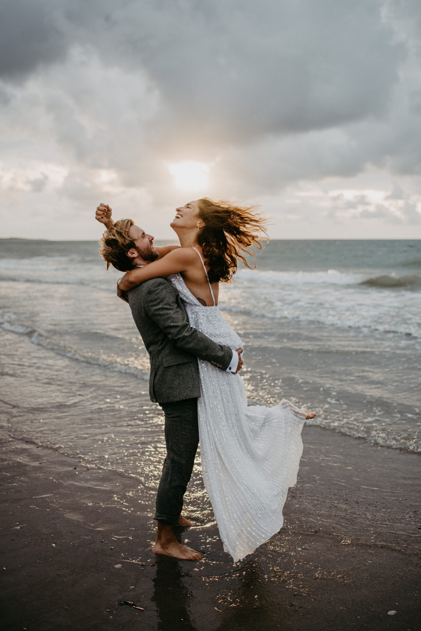 Brautpaar läuft Hand in Hand beim Brautpaarshootung in Holland am Strand von Renesse, fotografiert von Daria Lanzet