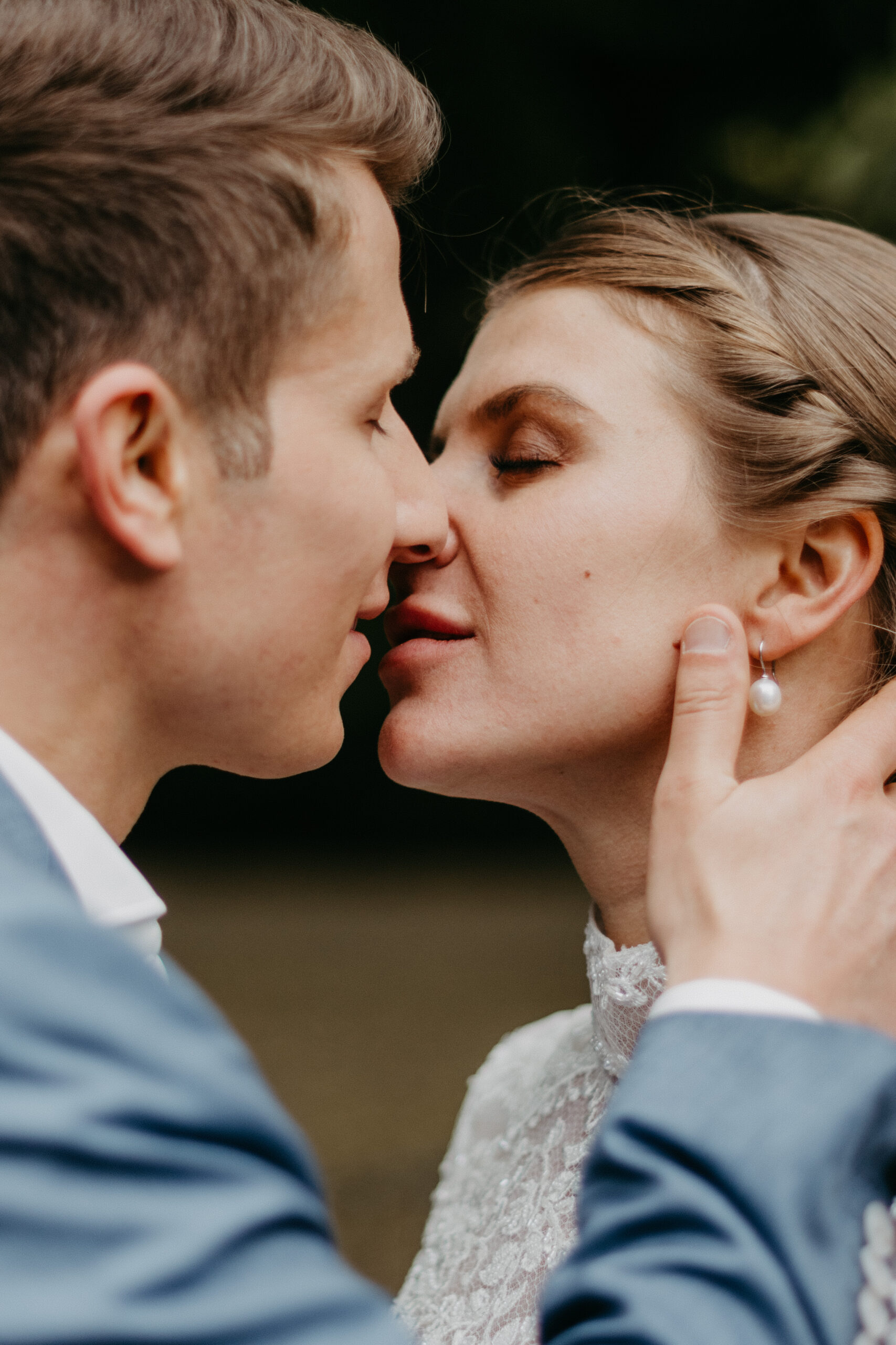elegante Standesamtliche Hochzeit in Neuss, Brautpaar bei einem innigen Kuss, Hochzeitsfotograf Neuss Daria Lanzet
