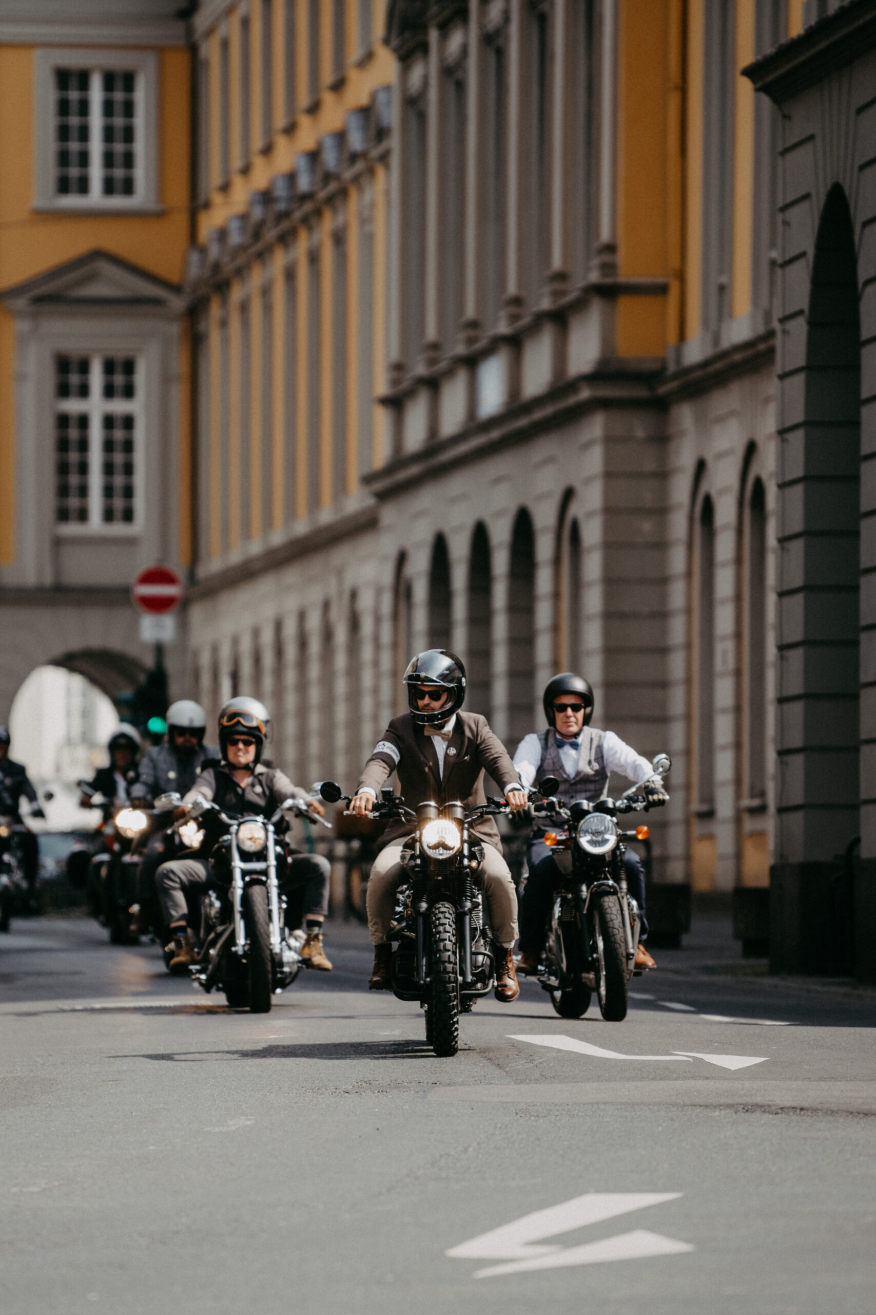 Charity Veranstaltung Distinguished Gentleman's Ride 2023 in Bonn, Die Triumpf Motorrad Fahrer fahren vor dem Universitäts Hauptgebäude, Fotograf Daria Lanzet