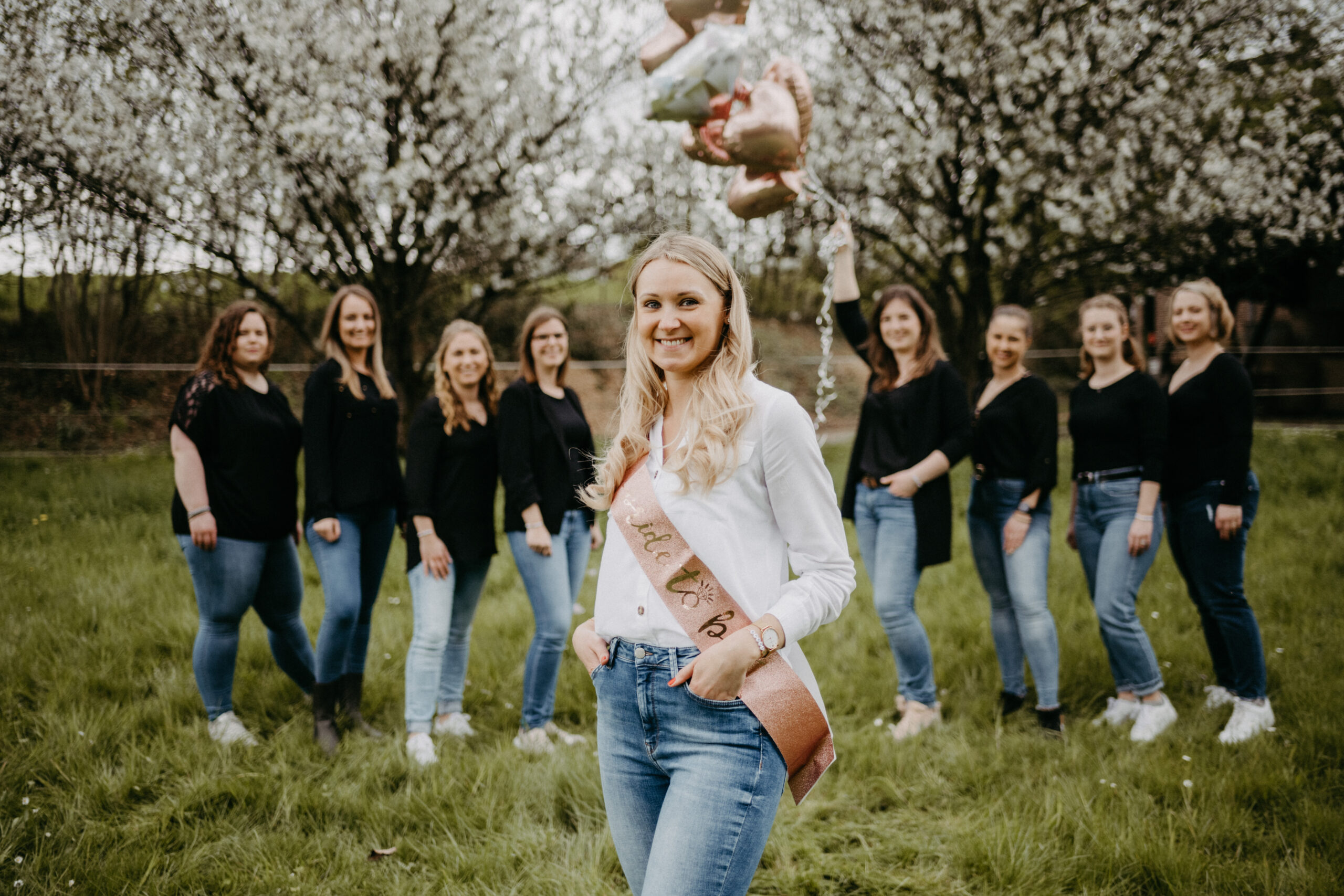 Junggesellenabschied Junggesellinenabschied Fotoshooting beim JGA, die Braut steht im Vordergrund und ihre Freundinnen dahinter mit Ballons in der Hand, fotografiert von Daria Lanzet
