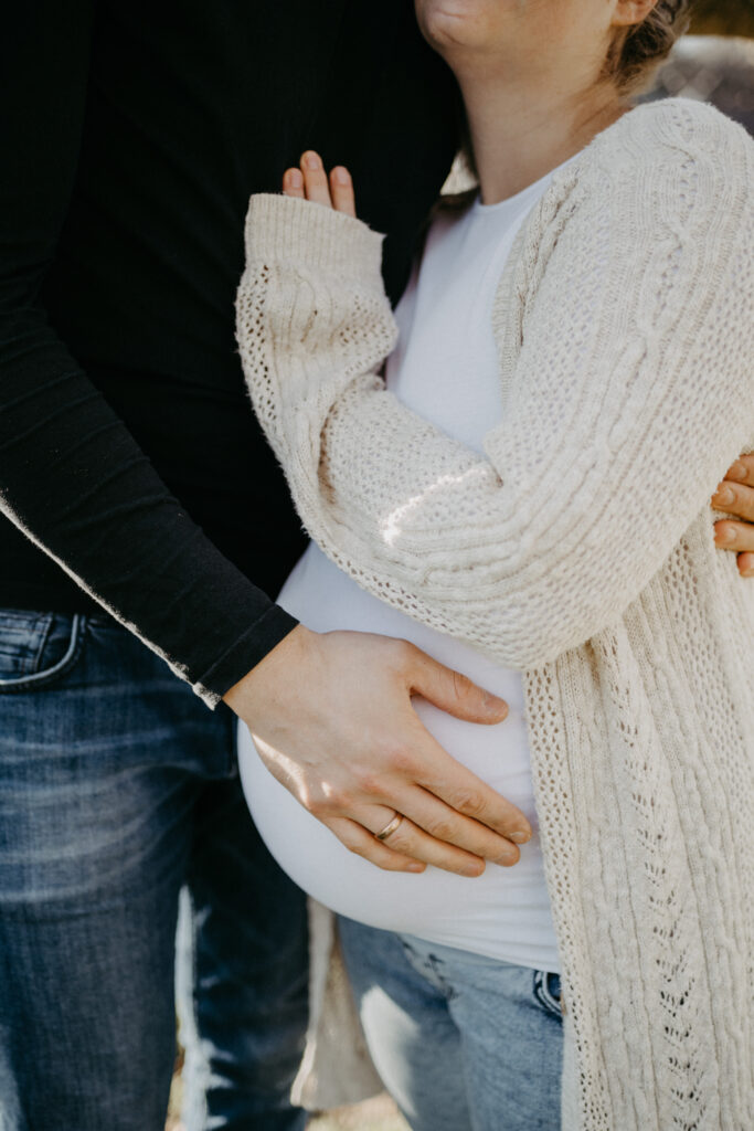 Paar hält sich beim Schwangerschaftsfotoshooting im Arm