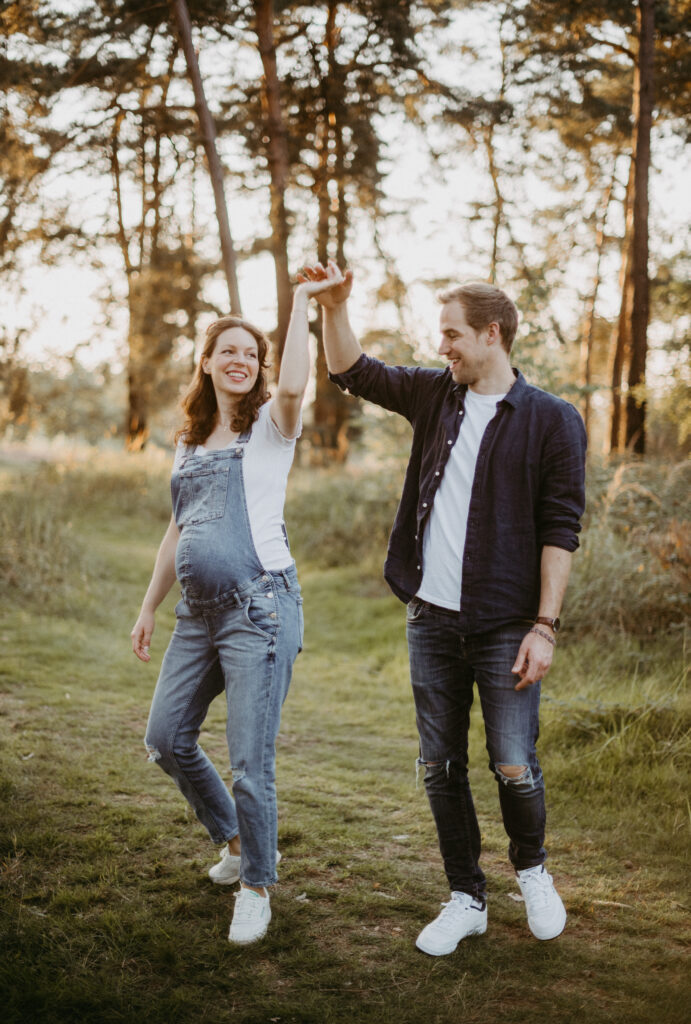 Paar tanzt und albert rum beim Babybauchfotoshooting in Bonn