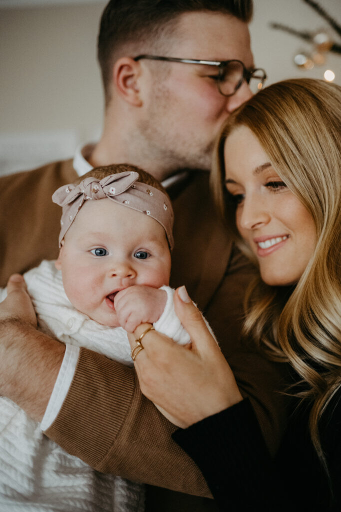 Baby beißt auftun Finger der Mutter beim weihnachtlichen Fotoshootings in Köln