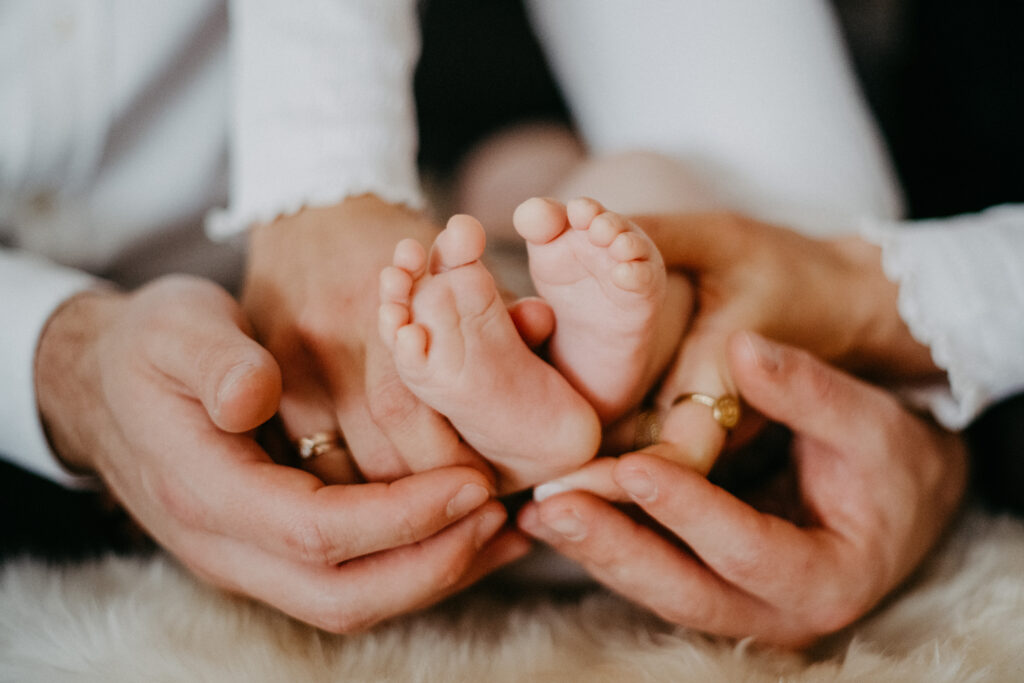 Detailfoto von Babyfüßen beim Babyfotoshooting in Essen