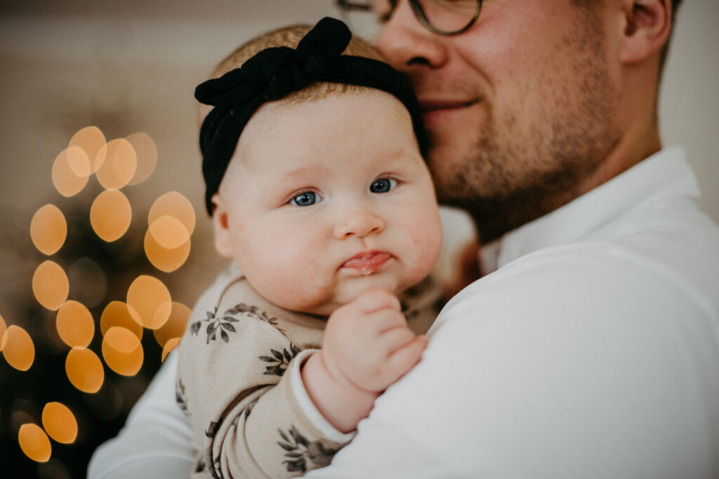Baby schaut über die Schulter des Vaters beim Baby Fotoshootings in Düsseldorf