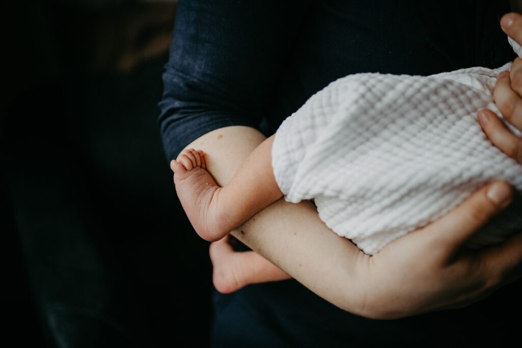 Detailfoto von Babyfüßen beim Babyfotoshooting in Düsseldorf