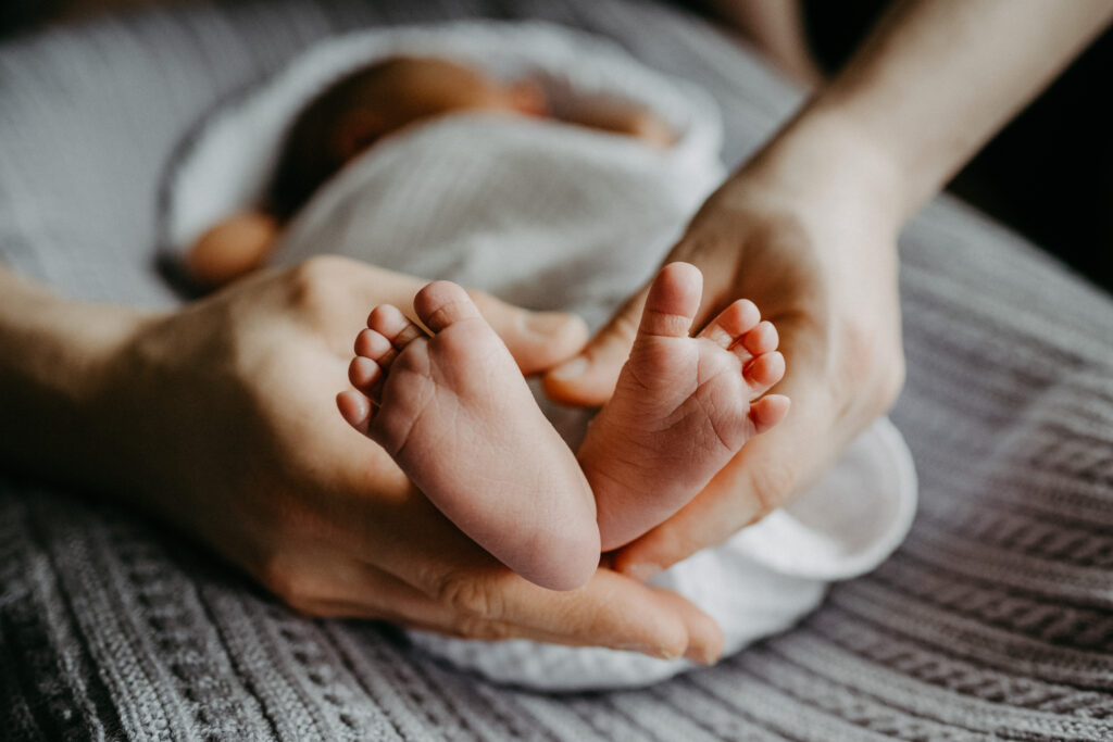 Detailfoto von Babyfüßen beim Babyfotoshooting in Bonn