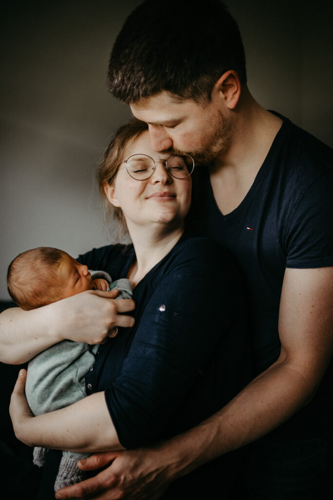 Familienportrait mit einem neugeborenen beim new Born Fotoshootings in Königswinter