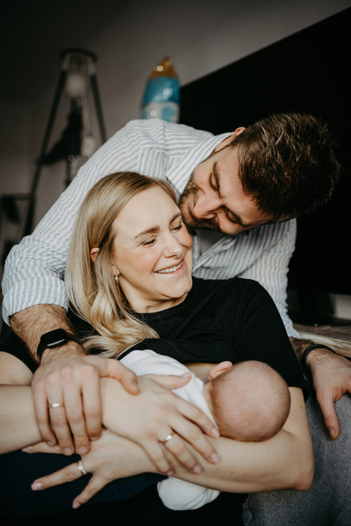 Familienportrait beim Stillen mit einem Neugeborenen beim New Born Fotoshootings in Hennef